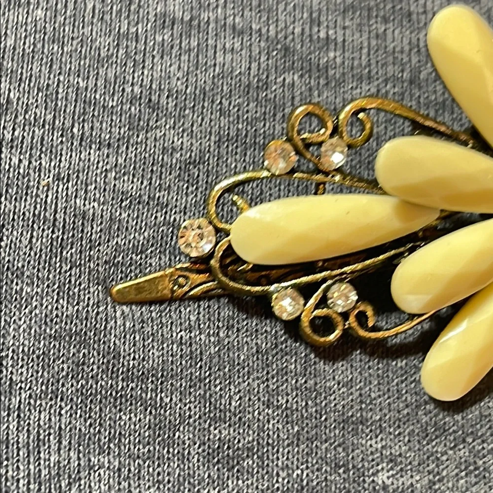 Elegant vintage Cream peacock hair clip
